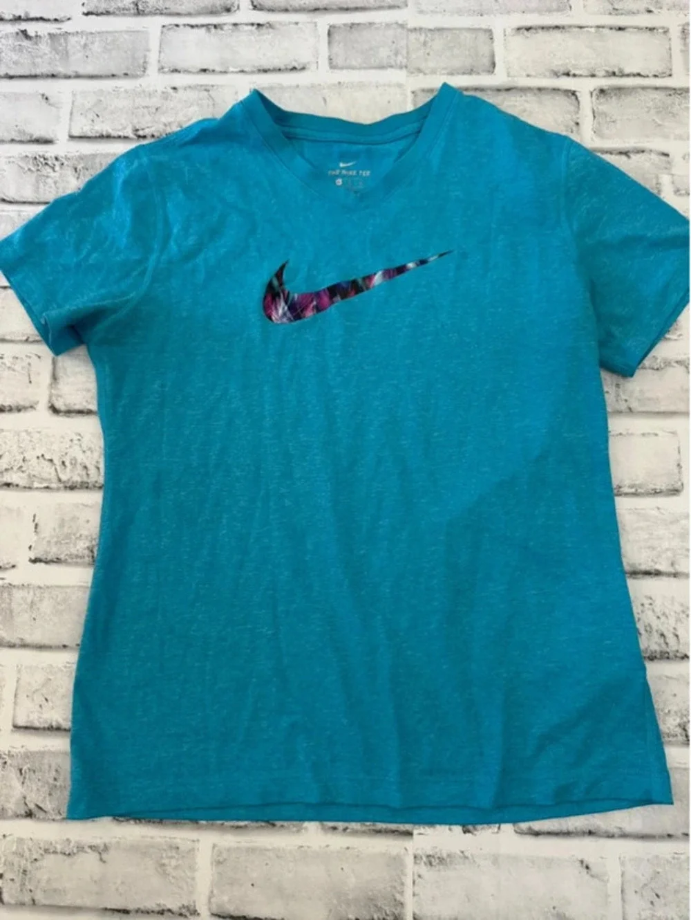 Girl’s Nike turquoise v-neck short sleeve dri-fit t-shirt size XL